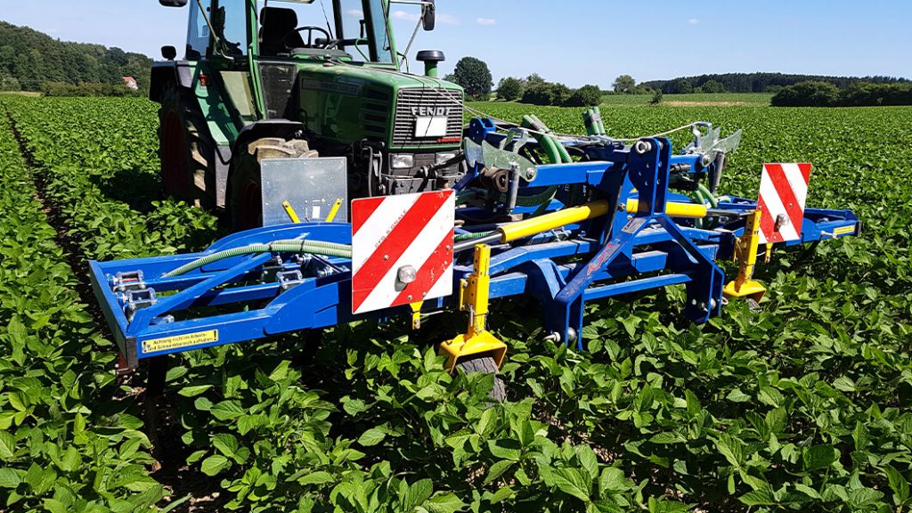 treffler-agrartechnik-hackgeraet-in-soja