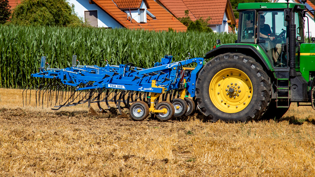 treffler-agrartechnik-praezisions-3-punkt-grubber-560-vorgewende